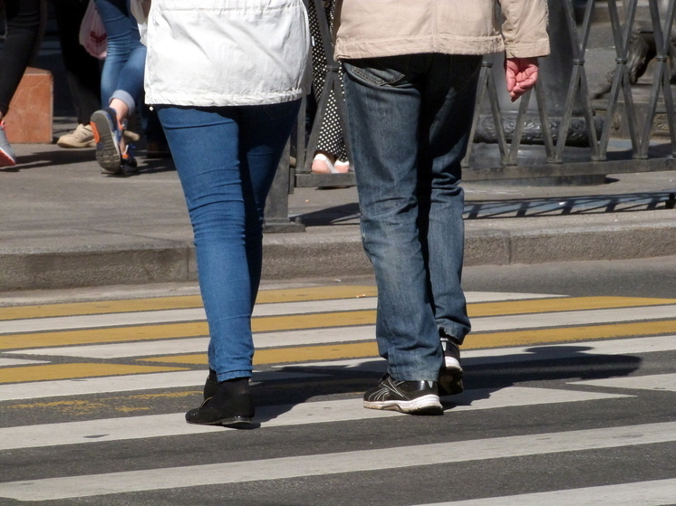 В Боровичах обновляют разметку на дорогах