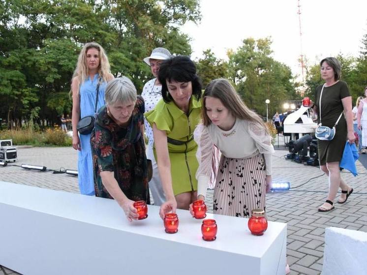 Белгородцы зажгли 150 свечей в парке Памяти у центрального монумента памяти жертв фашизма