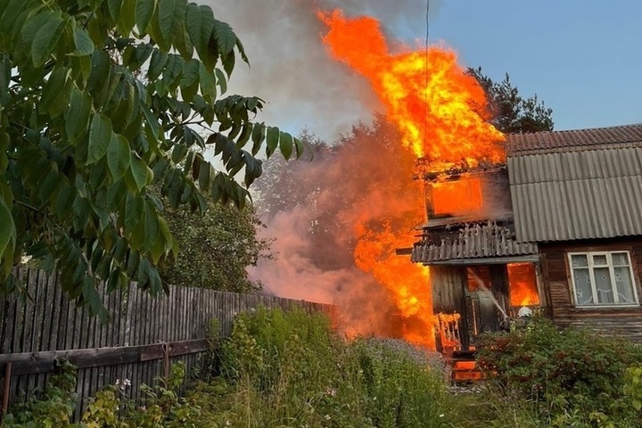 Загоревшийся в Петрозаводске дом тушили 28 пожарных