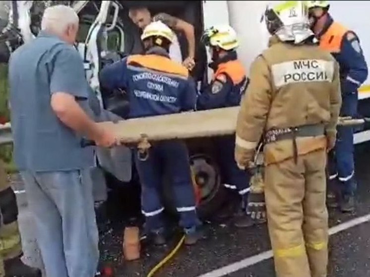 Водителя фуры зажало в салоне после аварии на трассе М-5 в Челябинской области