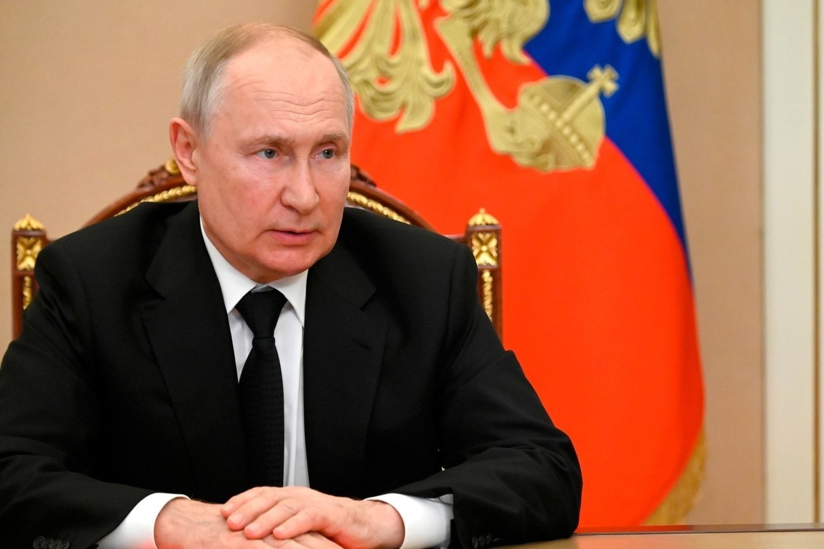 Putin shocked officials, forcing people to believe