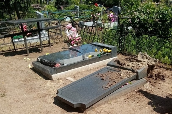 В Аксайском районе неизвестные разгромили кладбище