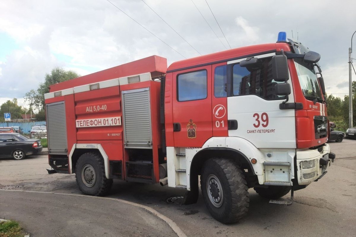 Сотрудники МЧС потушили пожар на складе в Выборгском районе