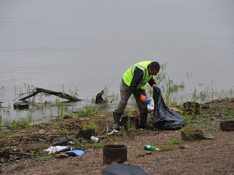 В Кировском районе Хабаровска очистили берег Амура от мусора