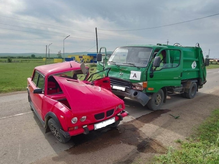 Мусоровоз смял машину в Забайкалье – водитель погиб