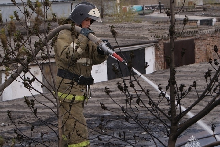 В закрытом гараже в Хакасии сгорел автомобиль