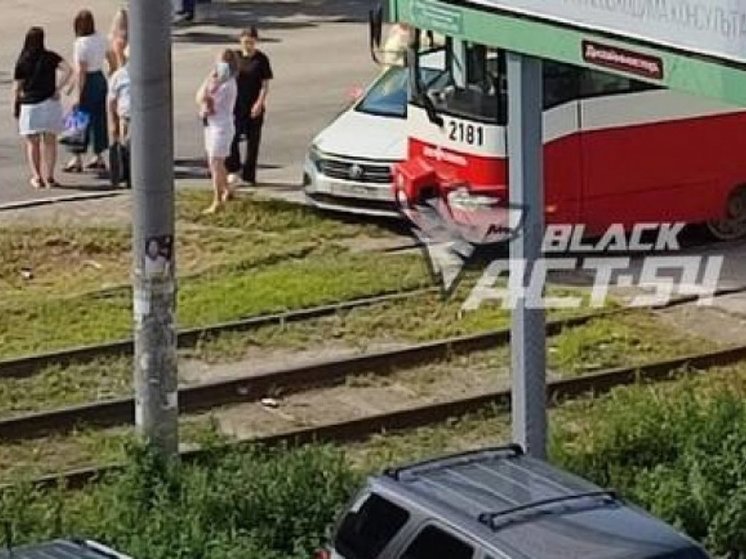 В Новосибирске Volkswagen Polo врезался в трамвай