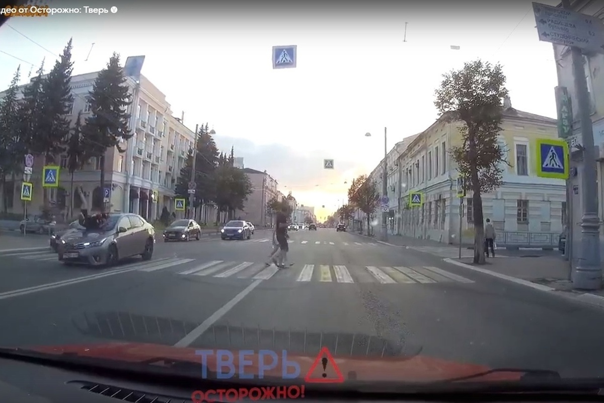 Подбросило велосипед: на видео попала авария на Советской в Твери
