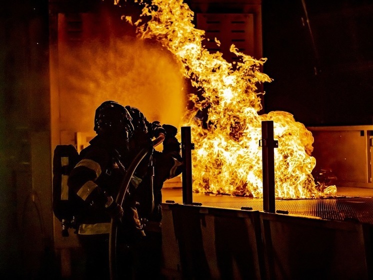 В Днепропетровской области Украины после мощного взрыва вспыхнул пожар