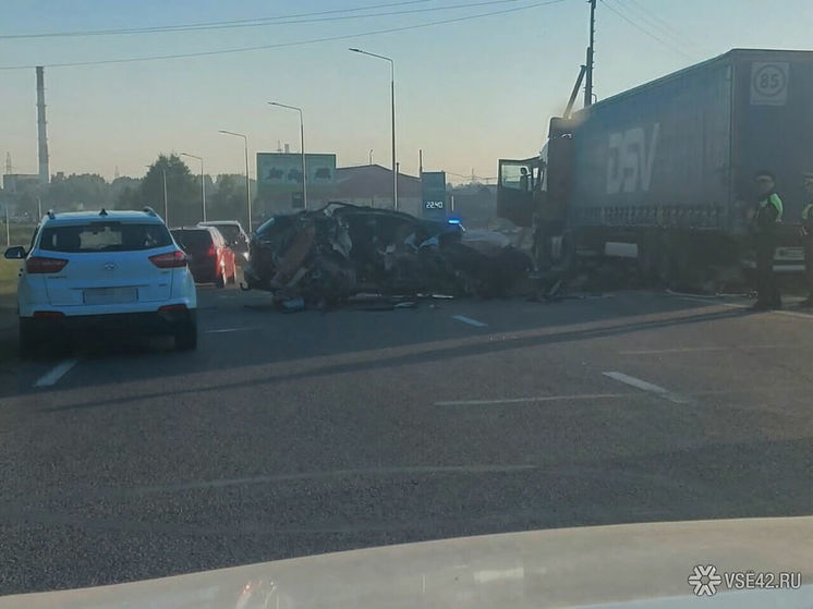 Автомобиль превратился в консервную банку после встречи с фурой в Кемерове