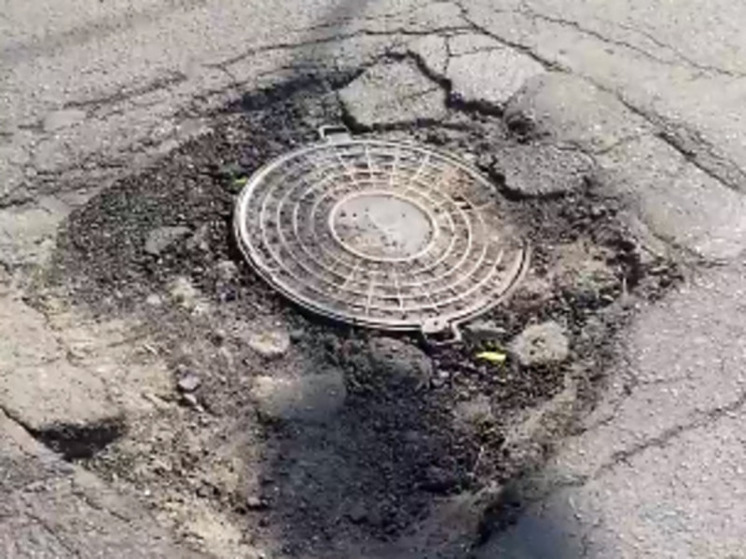 В Ростове на Доватора образовалась большая яма