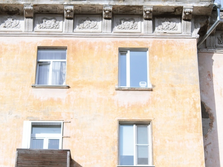 Куски лепнины грозятся упасть на головы прохожим в центре Петрозаводска