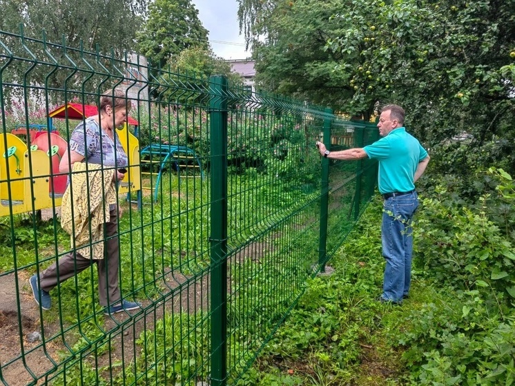 Полутораметровый забор за миллион рублей огородит детей в садике на западе Карелии