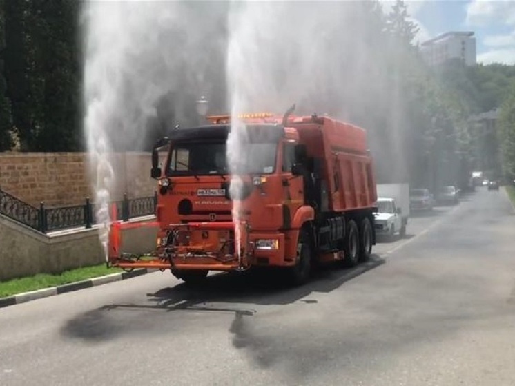 Кисловодск спасается от жары передвижными фонтанами
