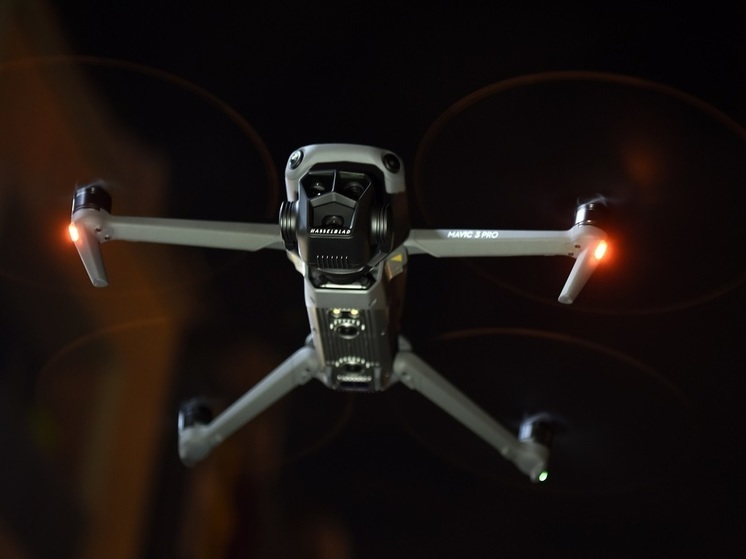 SHOT: водитель BMW сбил летящий беспилотник своим автомобилем неподалеку от Москва-Сити