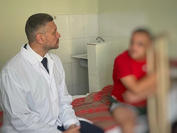 Глава Забайкалья посетил в больнице избитого бойца СВО