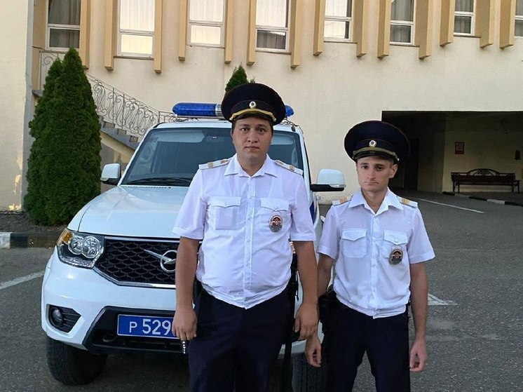 В Новороссийске полицейские вместе со спасателями вытащили тонущую женщину из воды