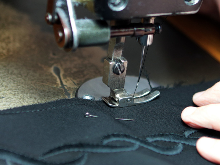 Житель Подмосковья потребовал наказать швейный цех из-за похожего на герб Украины логотипа