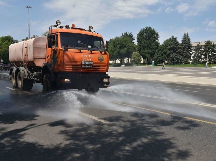 В жару астраханские улицы поливают водой