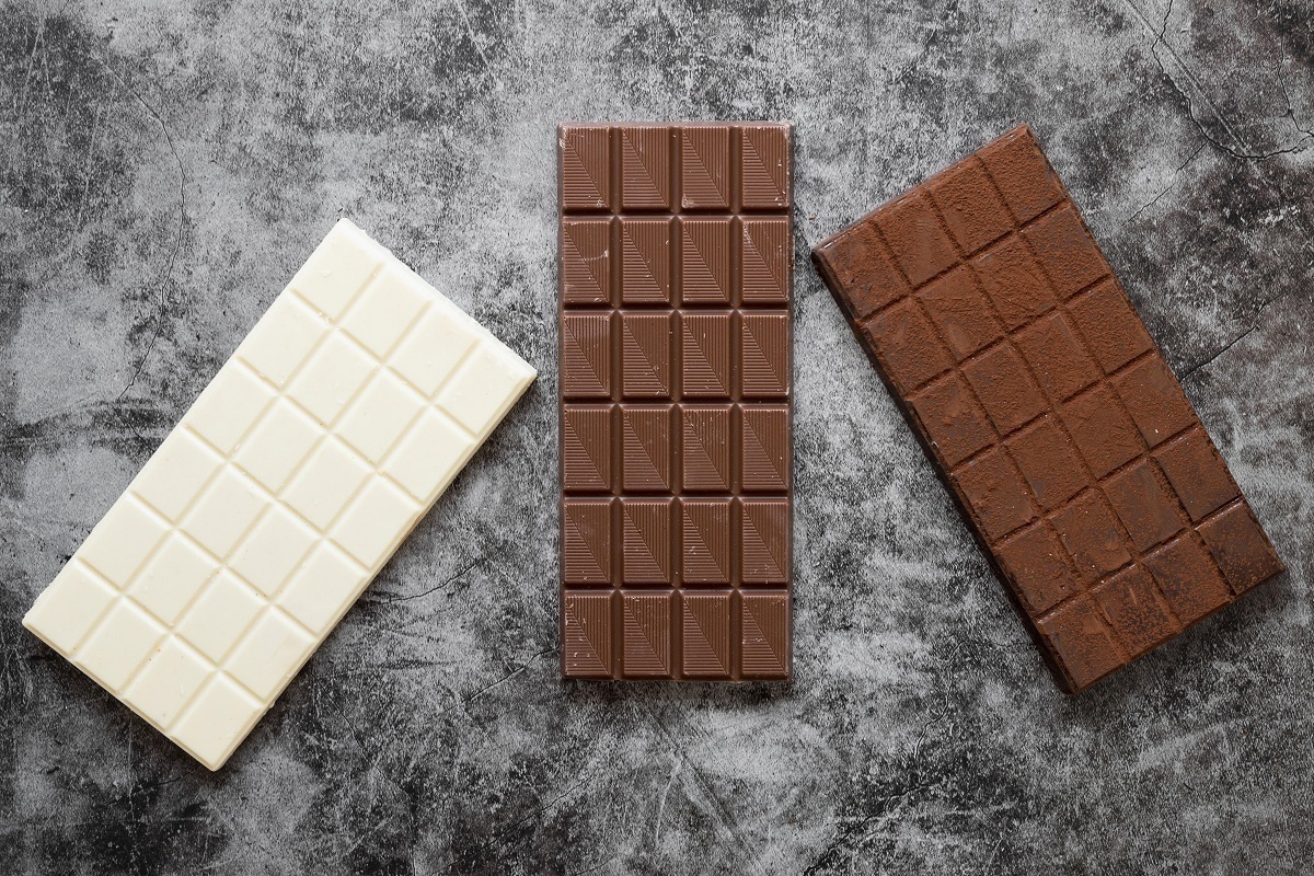 Шоколадка стоит 20 150. Белый шоколад плитка. Плитка шоколада на странице. Креативный шоколад. Макет для плитки шоколада.
