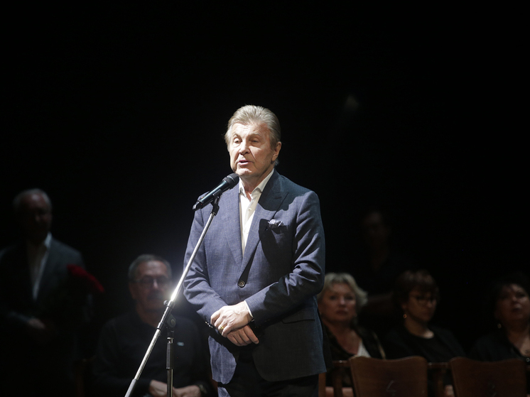 «Мы все стоим на коленях»