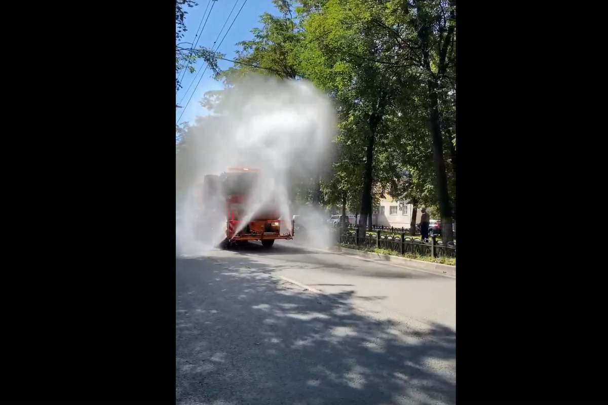 Жара в городе. Жара на улице. 25 Градусная жара. Град Ярославль.