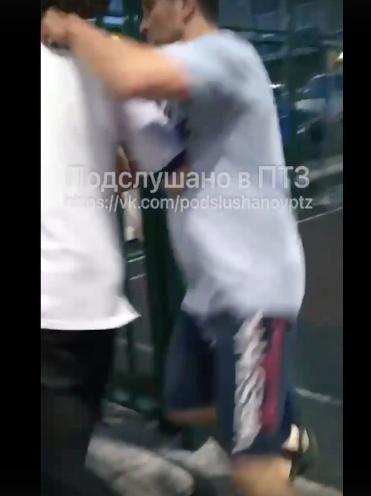 Против мужчины, бившего подростков в Петрозаводске, возбудили уголовное дело