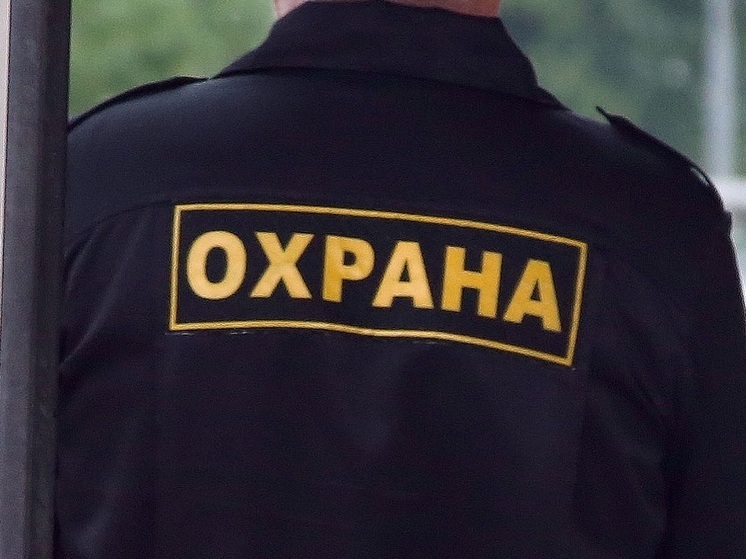 Также он демонстрировал несовершеннолетним свои половые органы