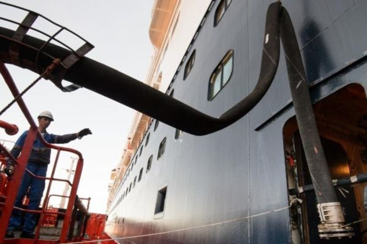 Бункеровка судов топливом. Бункеровка танкера. Бункеровка спг. Бункеровка судов топливом. Бункеровочная станция бункеровка судна.