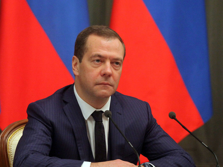 Медведев пообещал раздавить врагов России по примеру августа 2008 года