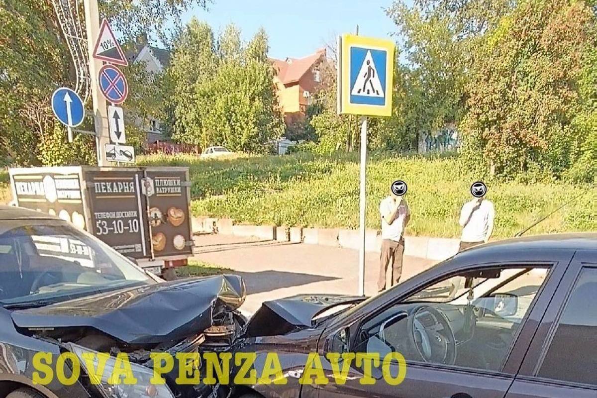 В Пензе столкнулись два автомобиля на улице Володарского
