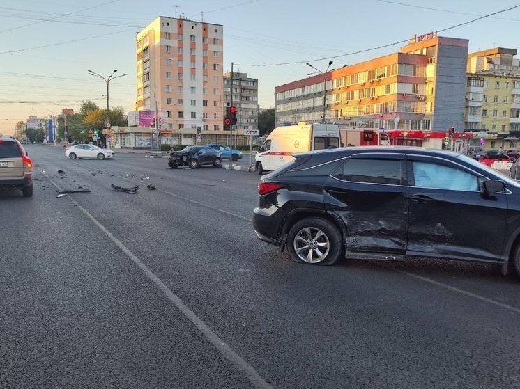 Опубликовано видео момента ДТП на площади Капошвара в Твери, где пострадали пять человек