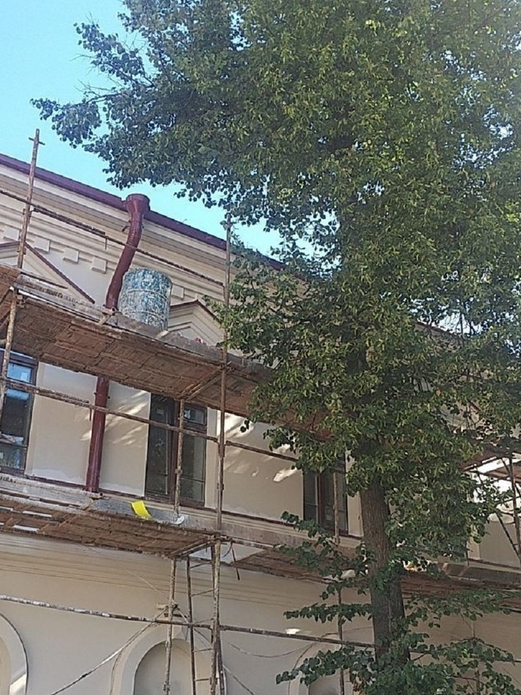 Отделочные работы на фасадах Надвратного корпуса подворья Псково-Печерского монастыря подходят к концу