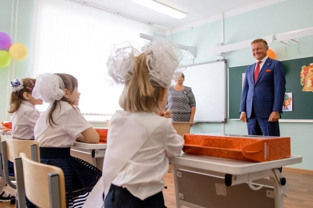 Роман Старовойт раскритиковал чиновников за игнорирование вопросов от курян по помощи в сборе детей в школу