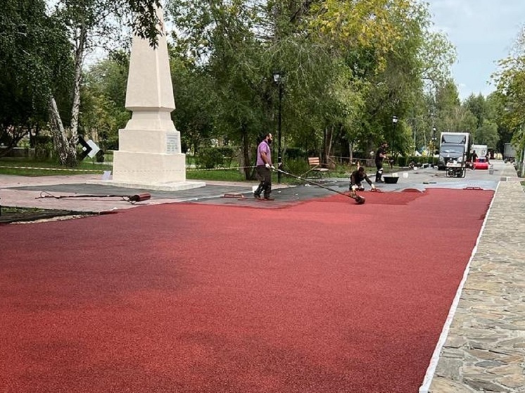 Красные дорожки укладывают в Городском саду Кургана