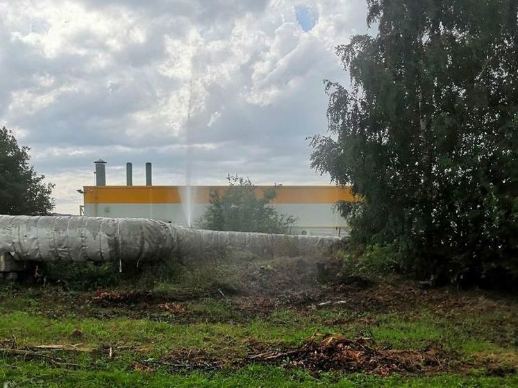 Около ТЦ «Зельгрос» в Рязани произошёл прорыв трубы