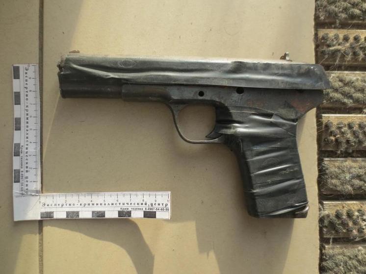 В Ярцеве мужчина пошел за алкоголем с пистолетом