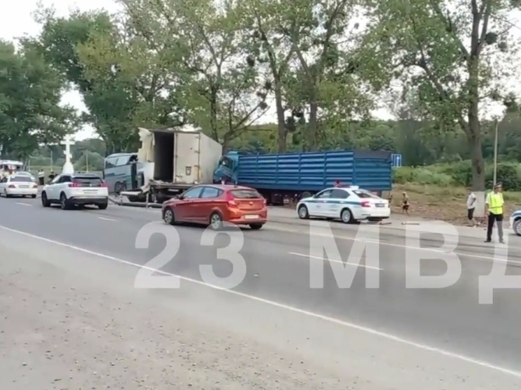 В Крымском районе при столкновении пассажирского автобуса с большегрузами погиб водитель