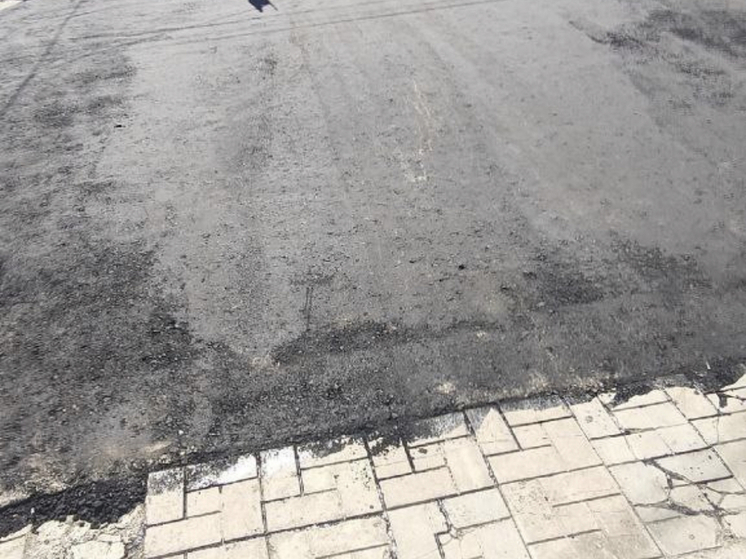В Пензе асфальт кладут прямо на плитку