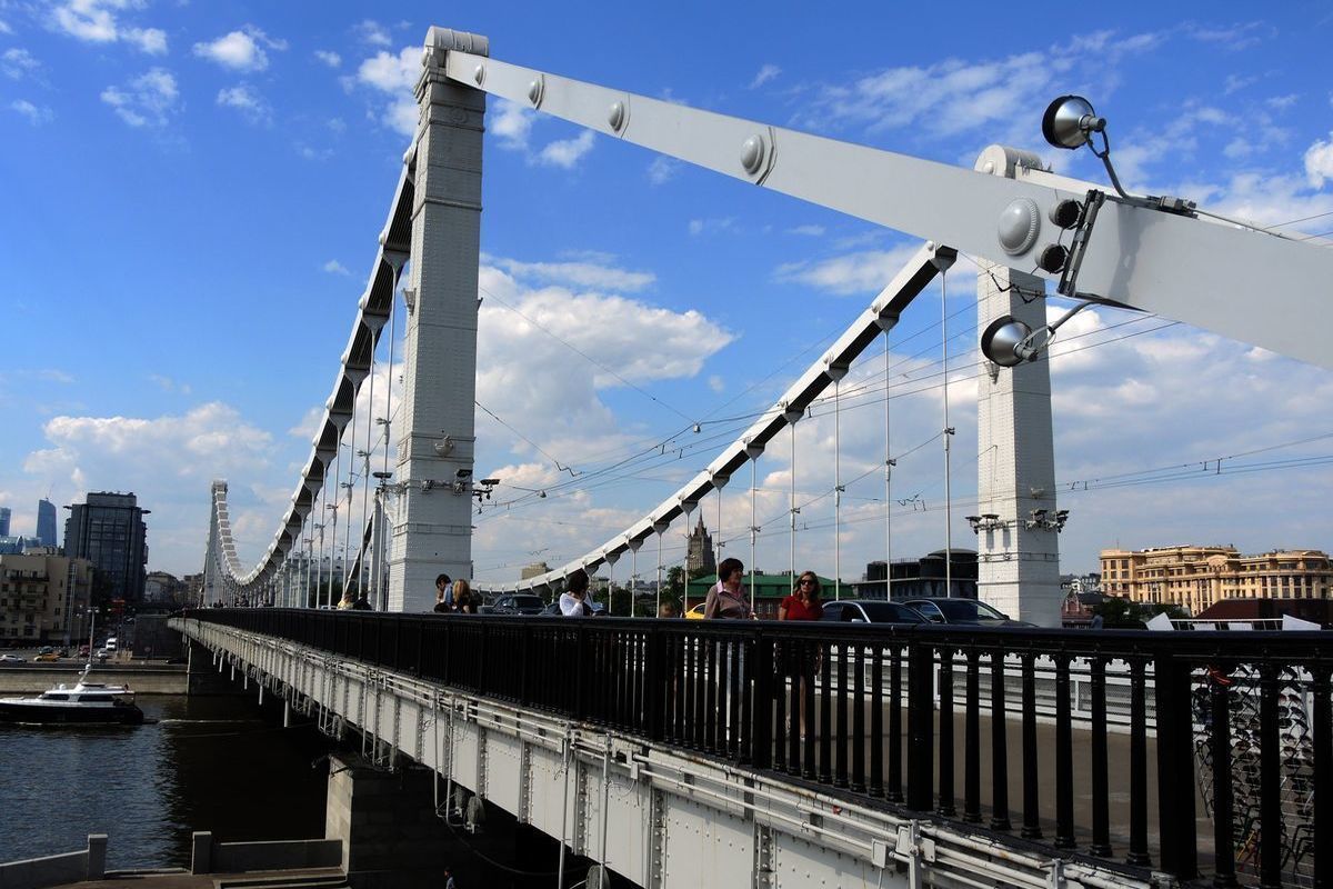 На Крымском мосту временно остановили движение автомобилей