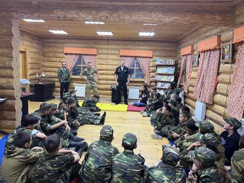 В Салехарде мичман БДК «Ямал» встретился со школьниками из «Обдорской заставы»: фоторепортаж