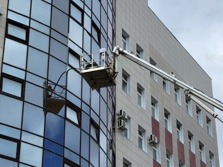 Декор фасада детской больницы в Орле едва не упал на прохожих