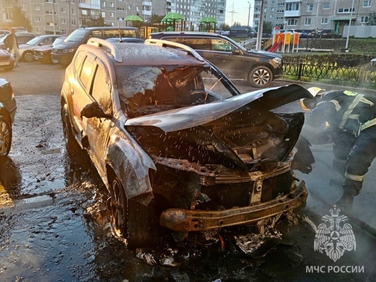 Легковой автомобиль обгорел в Мурманске