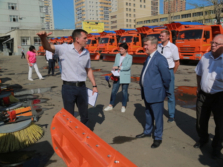 В Новосибирск прибыли 42 единицы новой уборочной техники для содержания дорог
