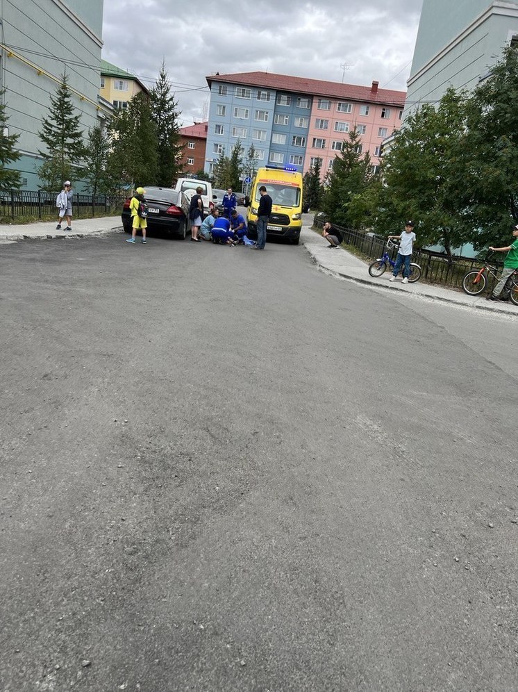 В Салехарде ребенок на самокате выскочил на дорогу и попал под машину