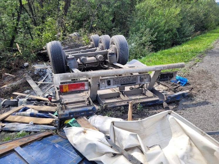 В аварии с двумя полуприцепами на трассе М-5 в Челябинской области погиб мужчина