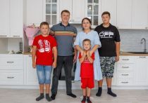 Дом многодетной семьи Александра и Елены Кравченко, что находится в микрорайоне Кучур-Да Сальского городского поселения, подключили к газу по социальной программе догазификации в прошлом году в числе первых