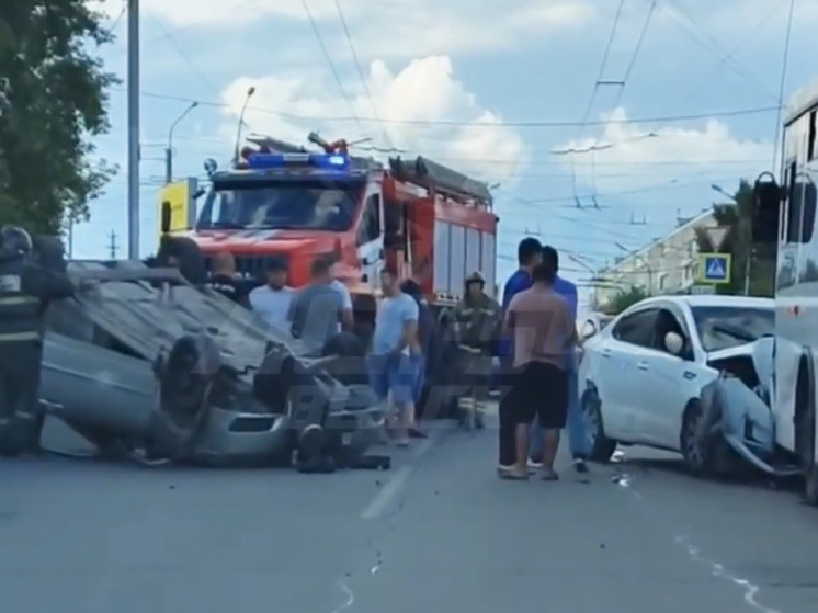 В Новосибирске «Тойота» перевернулась на крышу после тройного ДТП с участием автобуса