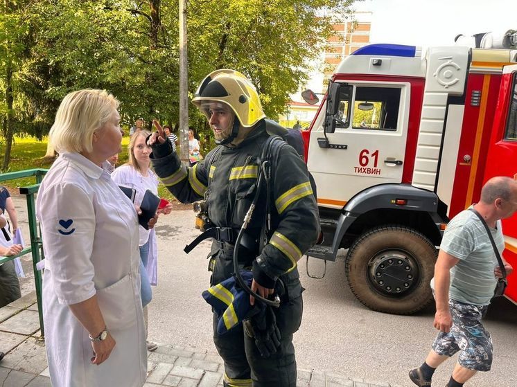Тихвинские пожарные провели учения в городской поликлинике