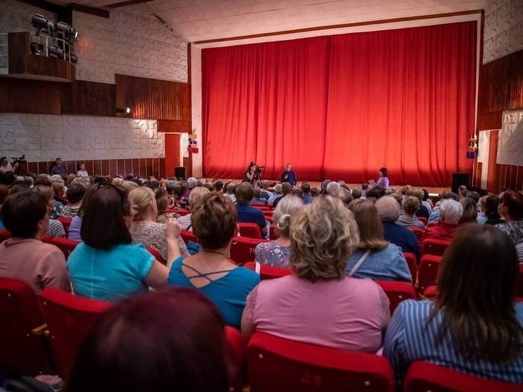 Врио губернатора провел встречу с жителями Демидовского района